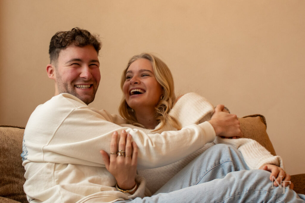 man en vrouw lachend op een bank