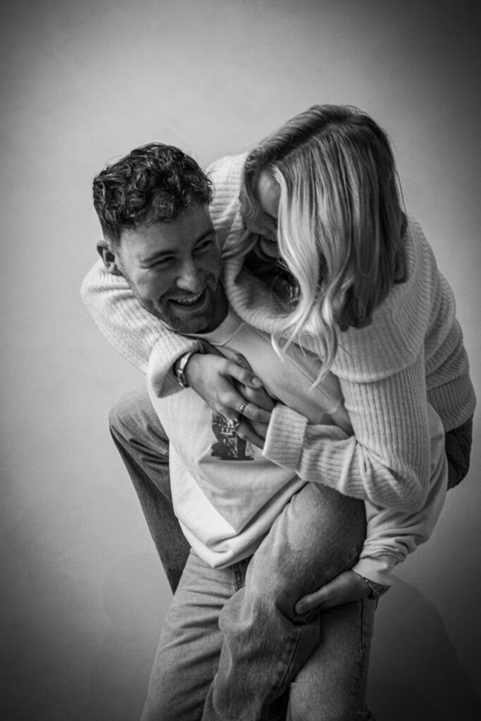 jonge vrouw op de rug van jonge man