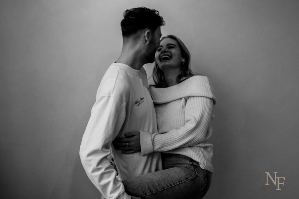 man en vrouw lachend