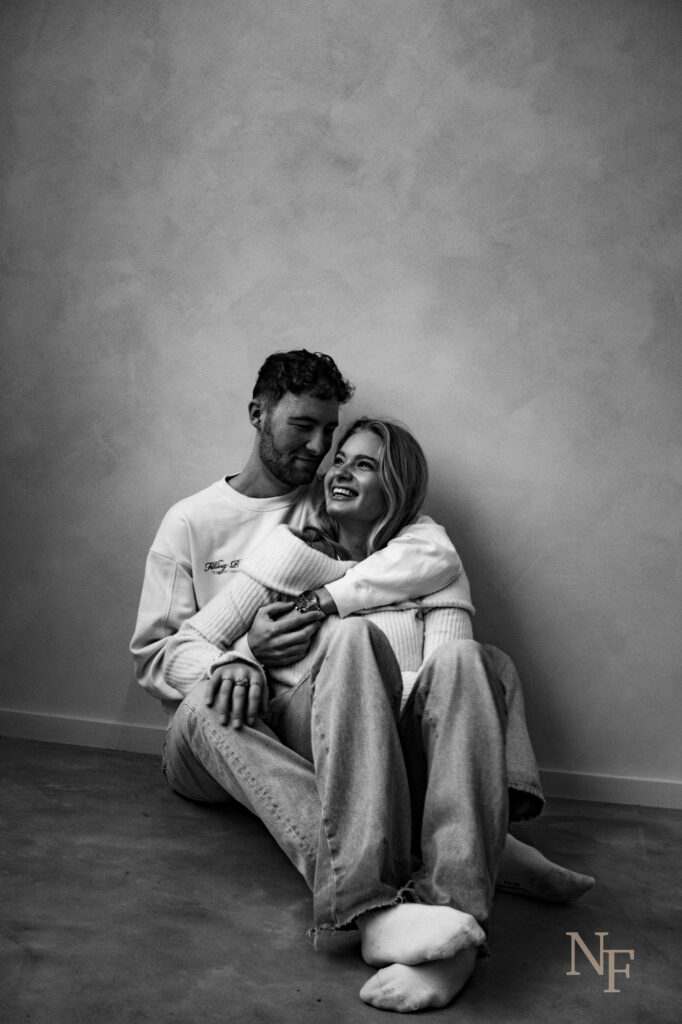 Man en vrouw omhelsend op de grond