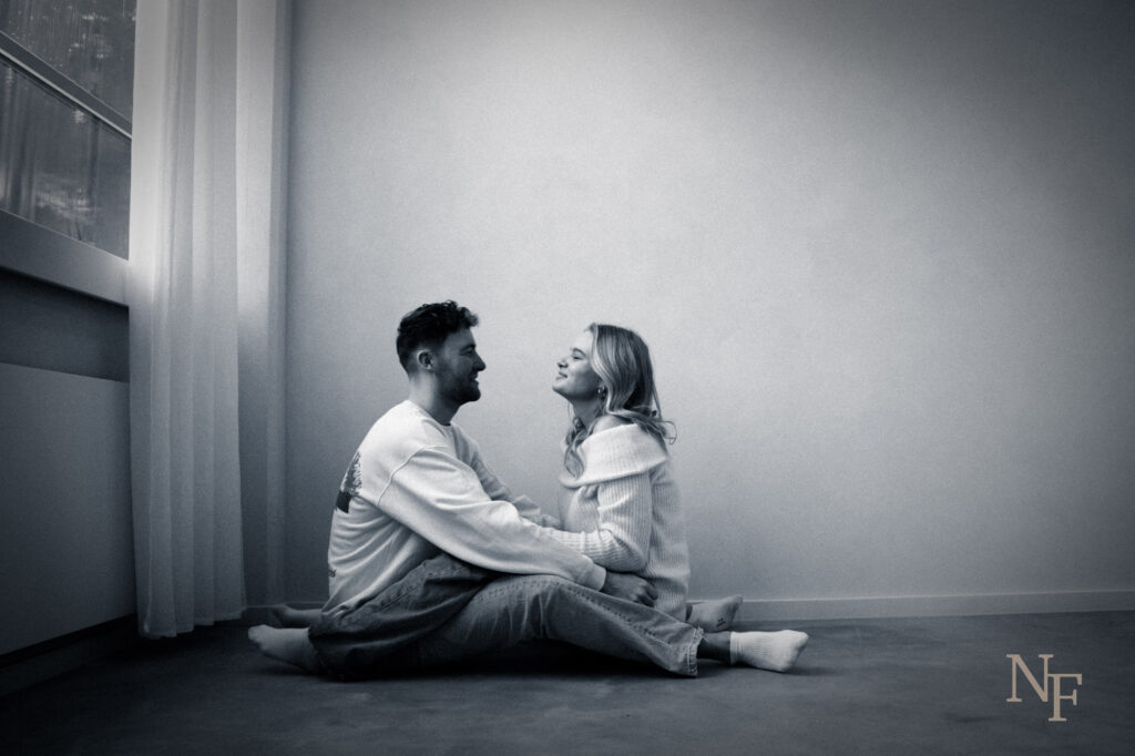 man en vrouw samen zitten in elkaar op de grond