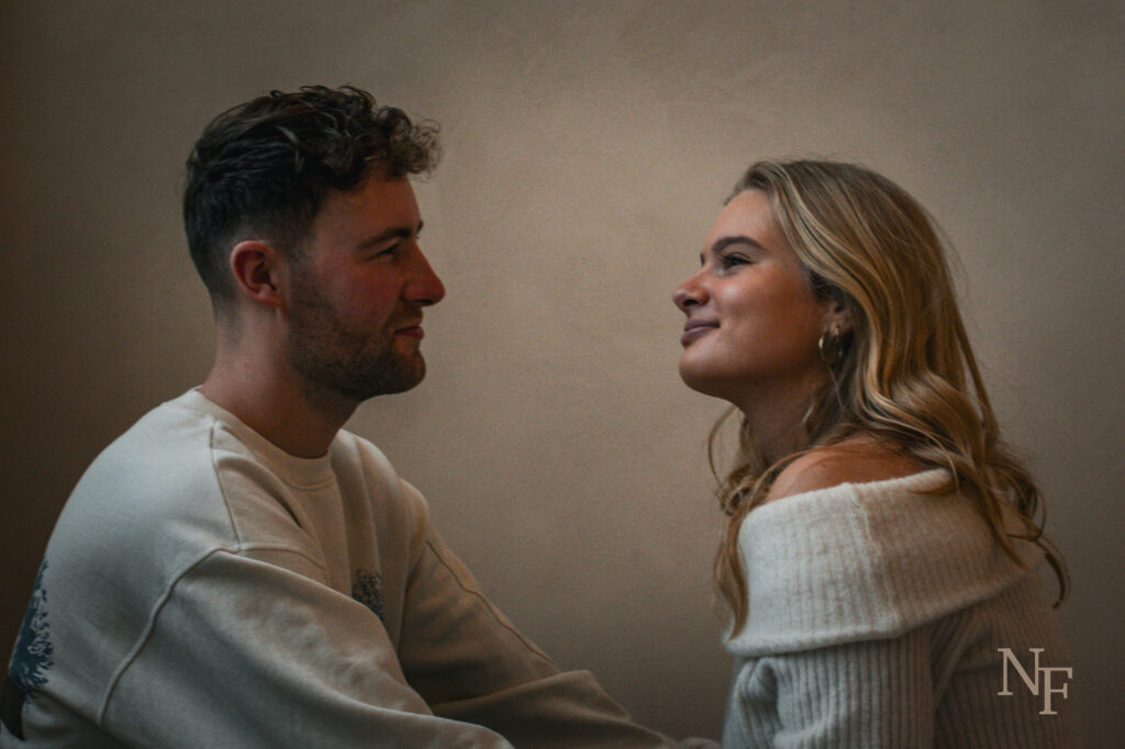 man kijkt naar vrouw en vrouw kijkt naar buiten