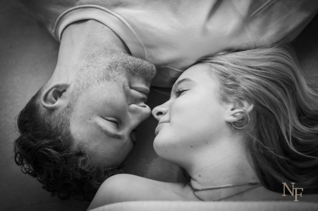 man en vrouw op de grond elkaar aankijkend